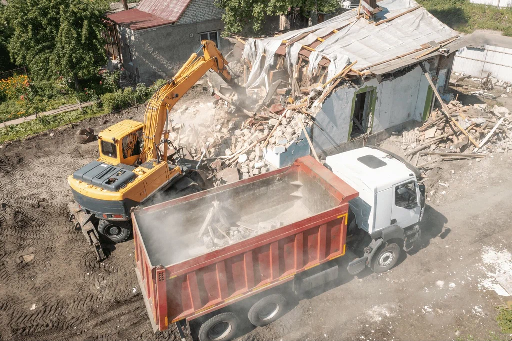 Вывоз мусора после сноса зданий с выездом в Изобильном в октябре