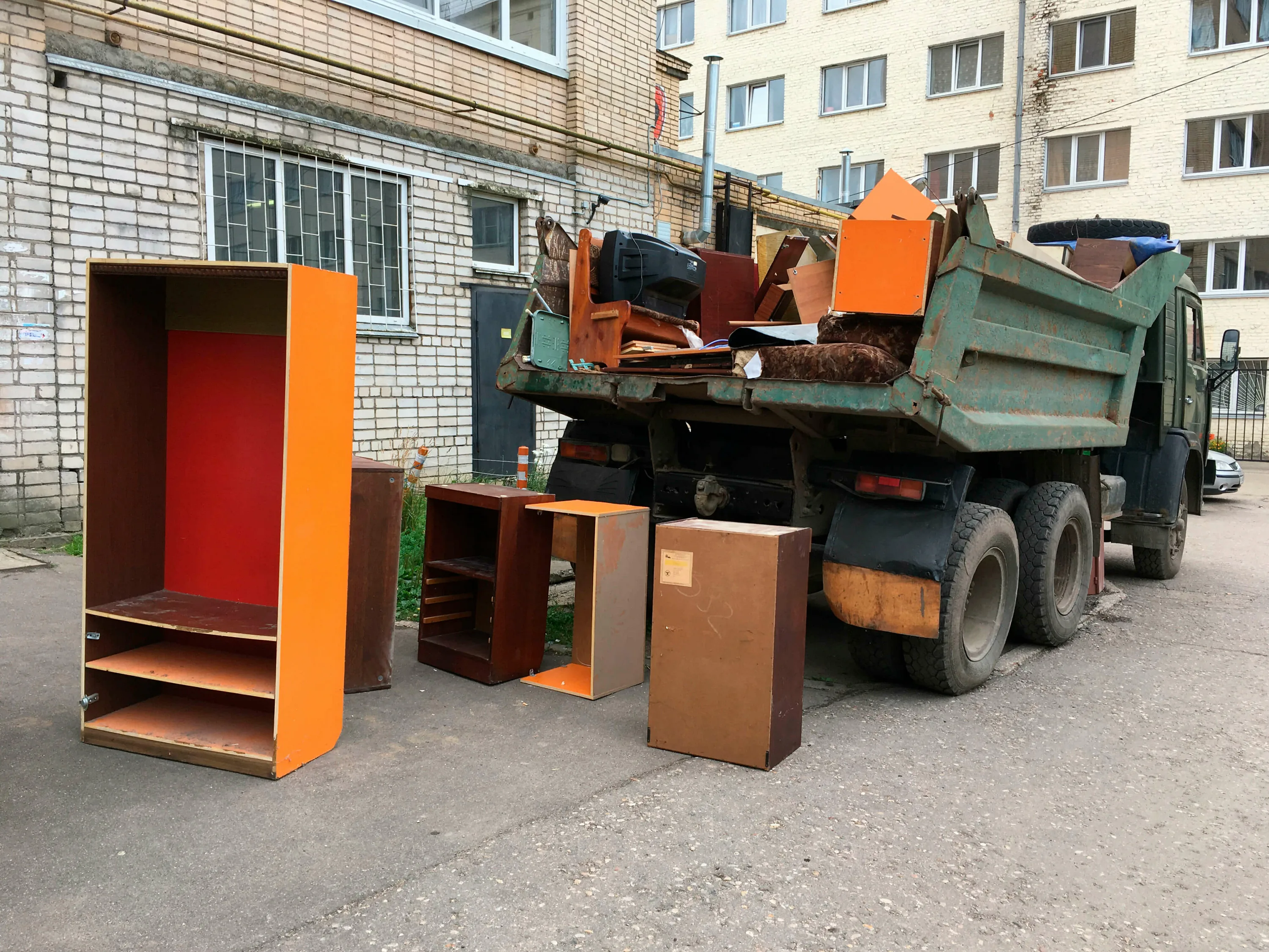 Утилизация старой мебели с вывозом и разбором в Изобильном в октябре