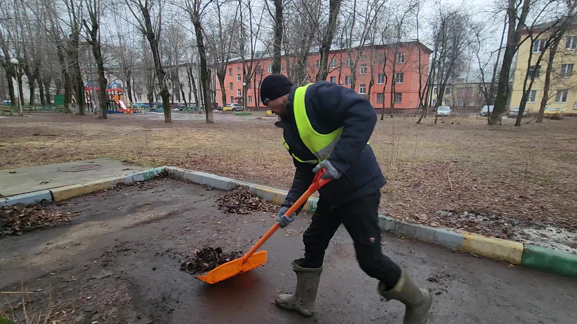 Уборка территорий в Изобильном в октябре