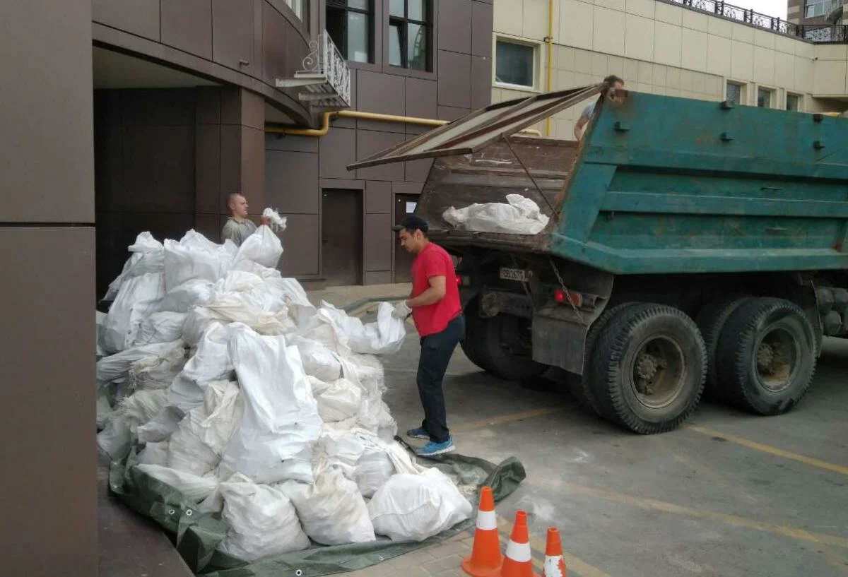 Вывоз мусора из подвала в Изобильном от ПроМусор – уборка, разбор завалов и очистка, цены от 2493 руб