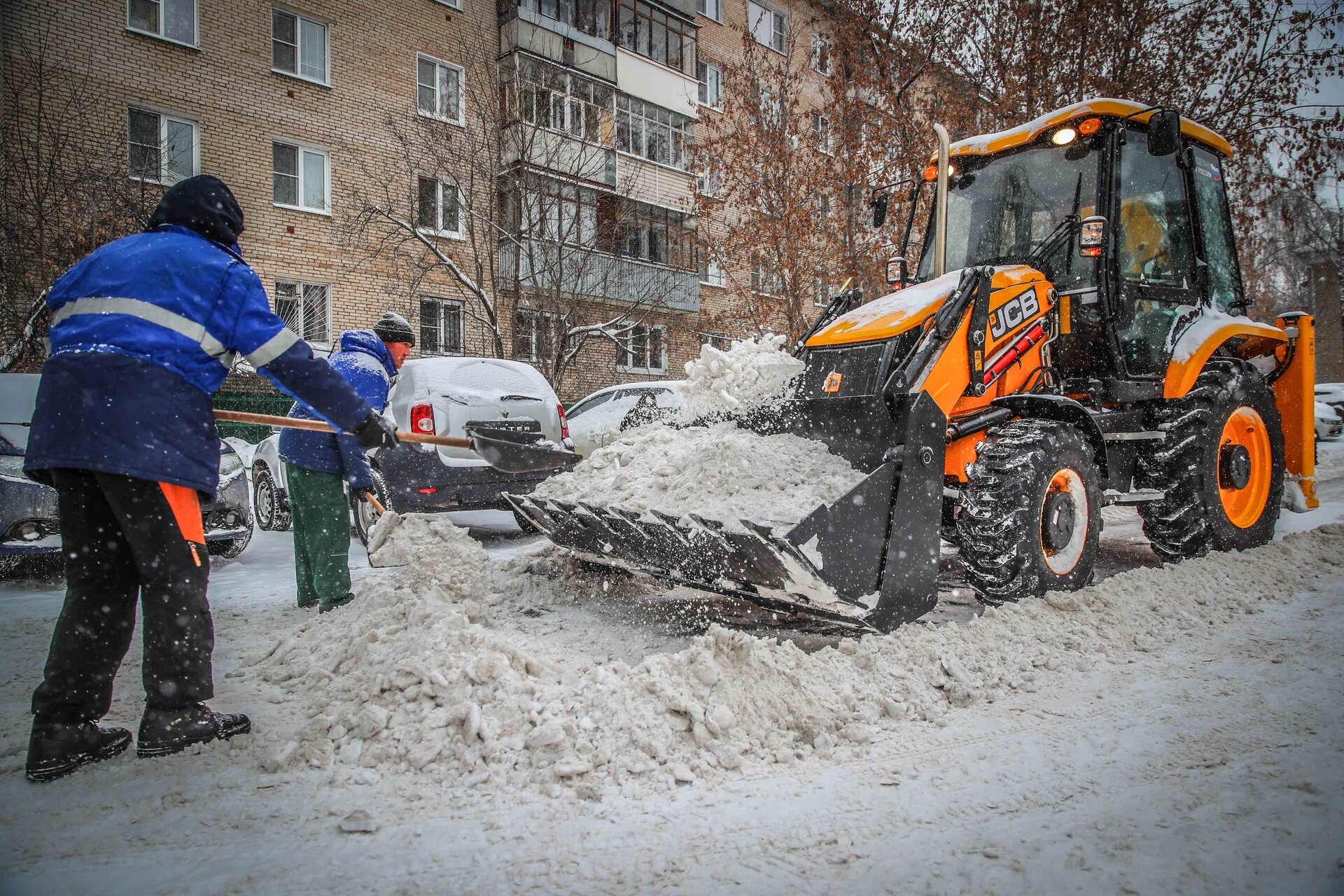 Очистка дворов от снега и наледи в Изобильном — уборка снега, трактор и ручная, цены от 519 руб. | ПроМусор