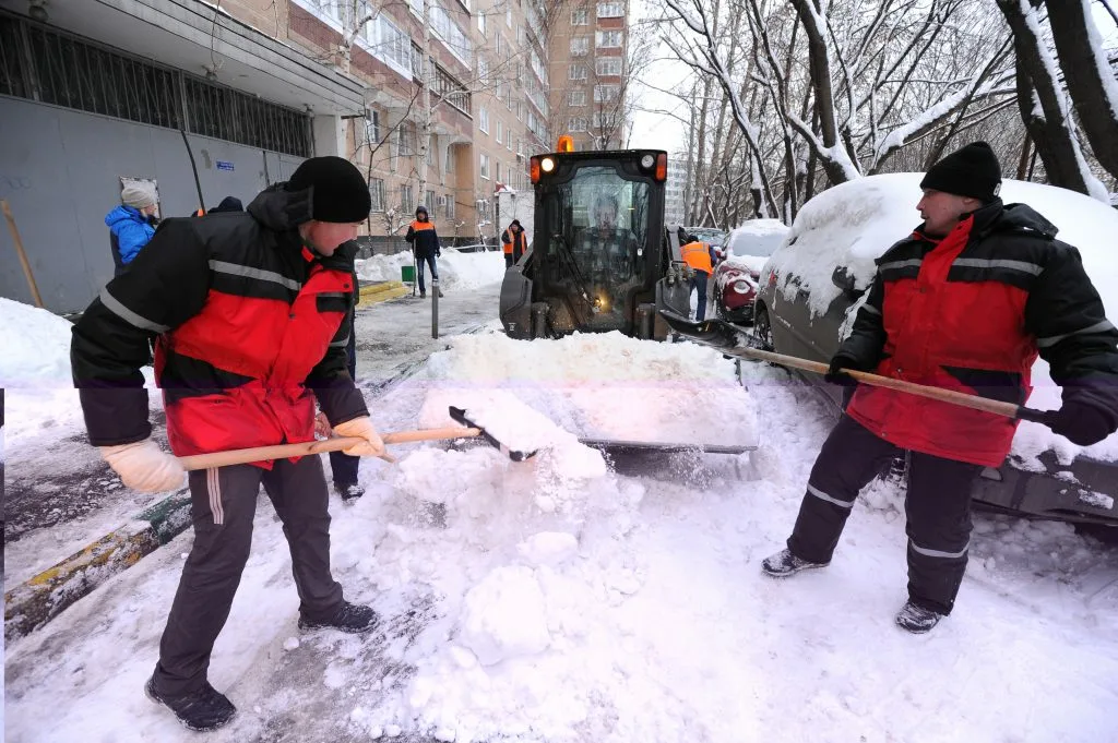 Очистка дворов от снега с гарантией результата в Изобильном в октябре